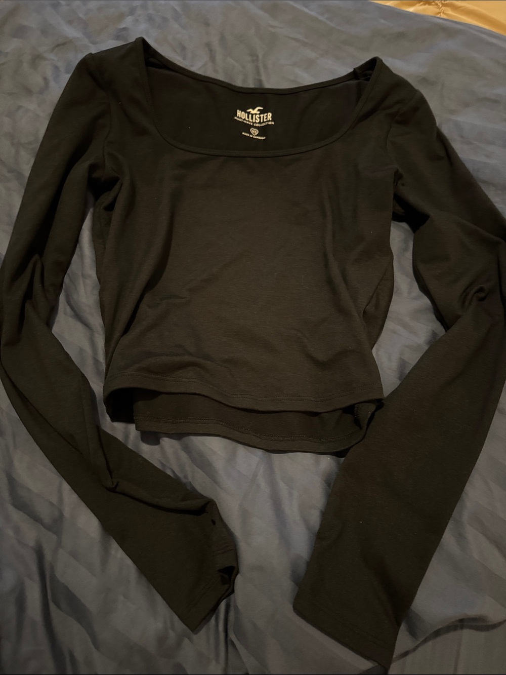 Hollister Black Long-Sleeve Scoop Neck Crop Tee